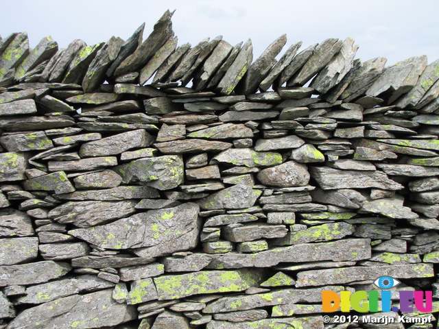 SX22201 Close-up of stone wall near Lingmoor Summit